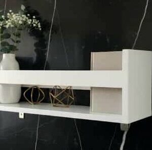 Repisa pintada de blanco para decorar espacios